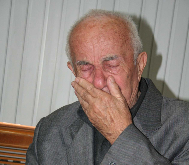 Hayırsever iş adamının gözyaşları