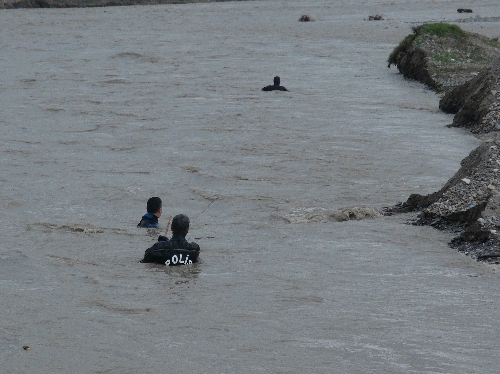 HELİKOPTER, ARAMAYI SUYA YAKIN MESAFEDEN YAPIYOR..