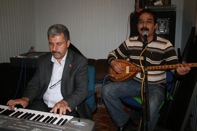 Hem müzisyen, hem taksici, hem de muhtar...