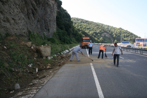 YAĞMUR SONRASI HEYELAN MEYDANA GELDİ..