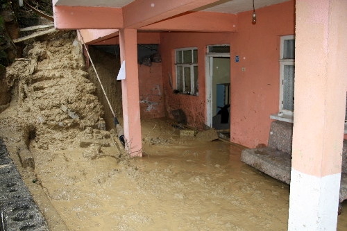HEYELAN, 4 EVİ KULLANILMAZ HALE GETİRDİ..