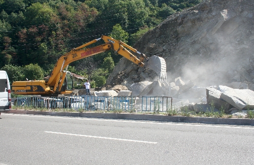 HEYELAN NEDENİYLE KAPANAN YOL ULAŞIMA AÇILDI..