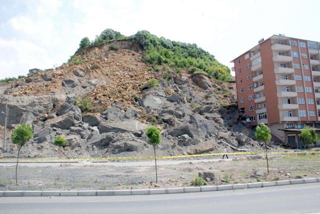 Heyelanın ardından halk çalışma, sürücüler de yolun açılmasını istiyor