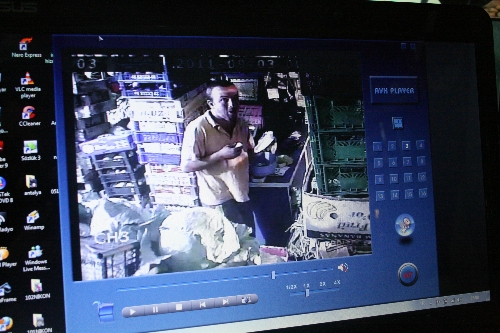 HIRSIZ GÜVENLİK KAMERASINA POZ VERDİ...