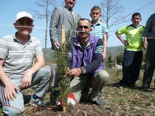 HUZUR DERNEĞİ ÜYELERİ KÖY MEZARLIĞINA SERVİ DİKTİ..