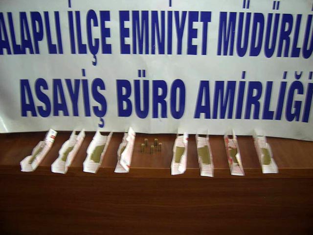 İç çamaşırına saklayıp satıyormuş!