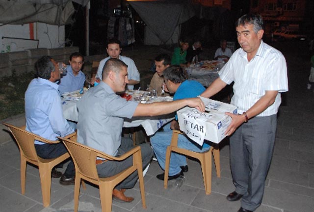 HEM İFTAR YAPTILAR HEM YARDIM TOPLADILAR...