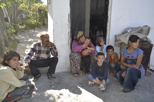 İHİTYAÇ SAHİBİ 3 AİLEYE EŞYA YARDIMI YAPILDI..