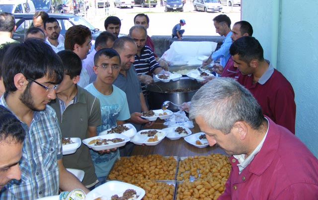 İmam Hatip Lisesi mezunları pilav gününde bulustu