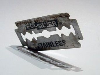 İNTİHARA KALKIŞTI...