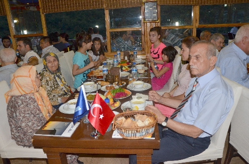 İŞ ADAMI DEMİRDEN HUZUR EVİNDE KALAN YAŞLILARA İFTAR..