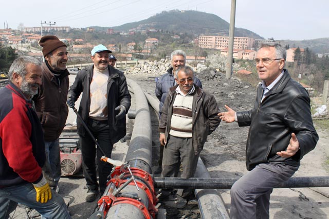 İşçilere maaşını ödeyemeyince belediye binasını satılığa çıkardı