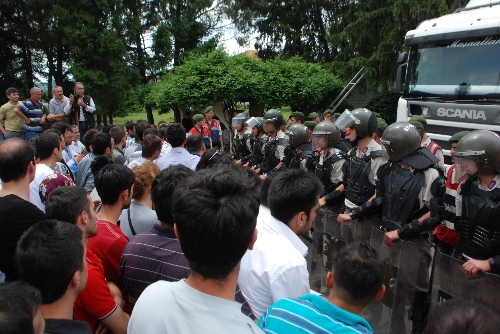 İŞÇİLERİN FABRİKA ÖNÜNDEKİ MAAŞ NÖBETİ SÜRÜYOR..