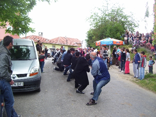 IŞIKLI KÖYÜ YAZA ŞENLİKLE MERHABA DEDİ..