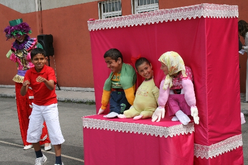 İŞİTME ENGELLİ ÖĞRENCİLER HÜNERLERİNİ SERGİLEDİ..