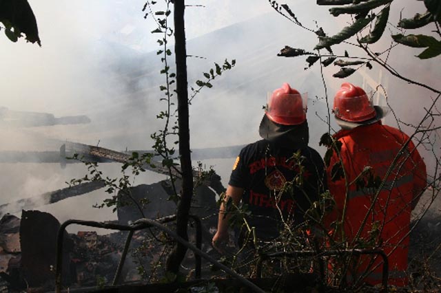 İTFAİYE DAR SOKAKLARA GİREMEDİ...