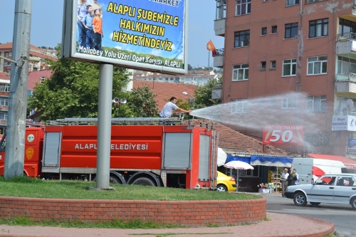 İTFAİYE YOLLARI SERİNLETİYOR..