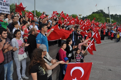 İZİNSİZ YÜRÜYÜŞLE BAYRAMI KUTLADILAR..