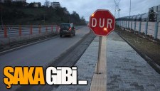 GÖRME ENGELLİLER İÇİN KONAN TAŞLARIN ORTASINA DUR TABELASI