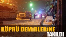 KAR KÜREME ARACI KÖPRÜNÜN DEMİRLERİNE TAKILDI: 2 YARALI