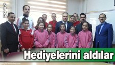 VALİ ALİ FİDAN SPORCULARA HEDİYE VERDİ