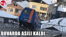 DUVARDA ASILI KALDI...