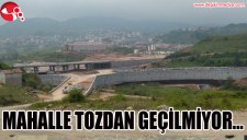 MAHALLE TOZDAN GEÇİLMİYOR, TOZLAR EVLERE GİRİYOR...
