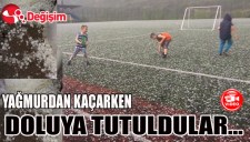 YAĞMURDAN KAÇARKEN DOLUYA TUTULDULAR...