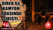 Kamyon ile direk arasında sıkıştı...