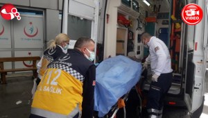 Odun keserken ayağını kesti