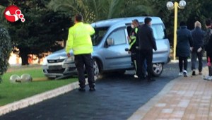 Kamyonet yaya yoluna daldı..