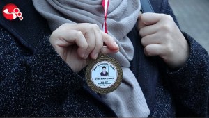Acılı anne, duruşmaya ölen oğlunun madalyasıyla geldi