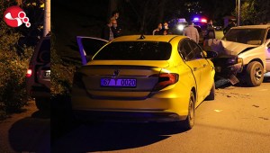 Taksi kamyonetle çarpıştı