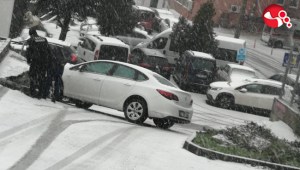 Kontrolden çıkan araç kaldırıma çarparak durabildi