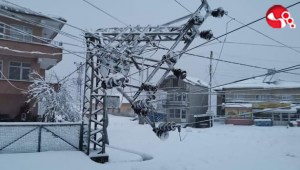 Kar yağınca elektrik direği devrildi..