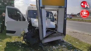 Önce refüje ardından reklam tabelasına çarptı...