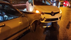 Otomobiller çarpıştı..