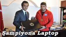 REKTÖRDEN ERSAVAŞA LAPTOP HEDİYESİ