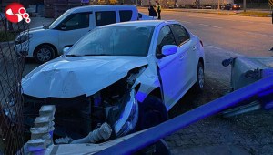 Önce refüje çıktı sonra duvara çarptı