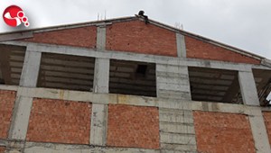 İnşaatın çatısına çıktı