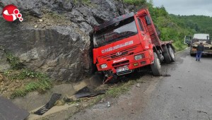 Kamyon su kanalına düştü
