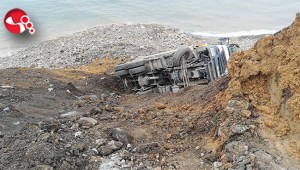 Hafriyat kamyonu uçuruma düştü
