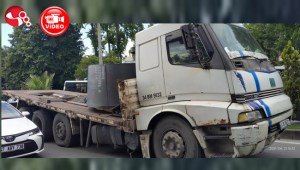 Kamyon ikiye ayrıldı