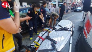 Hafif ticari kamyonet ile motosiklet çarpıştı