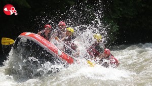 Eğlence tutkunları rafting parkuruna akın etti