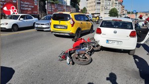 Motosiklet otomobilin altına girdi