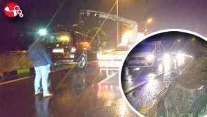 Yola düşen kaya parçası hafif ticari kamyonete zarar verdi