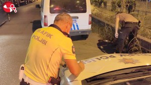 Motosiklet otomobile çarptı