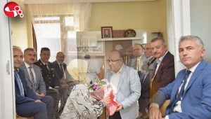 Protokol üyeleri şehit ailesi ile bir araya geldi