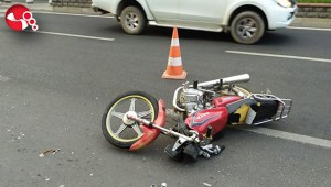 Motosikletten düştü, yaralandı..